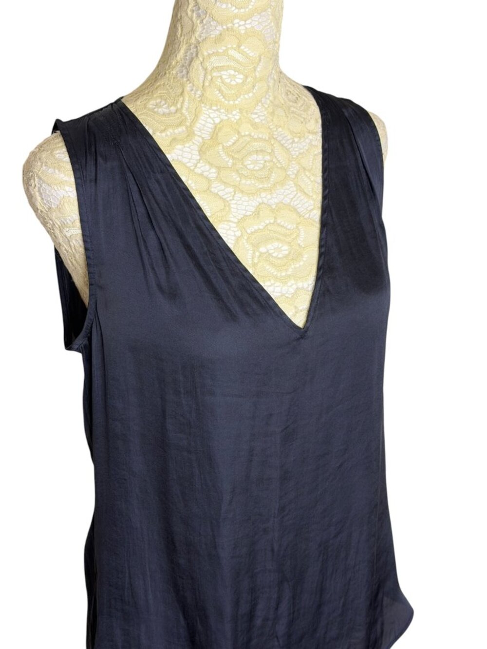 Banana Republic Satin Blouse Top Shirt Pleated V Neck Sleeveless Navy Blue XS - Picture 2 of 5